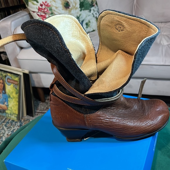 John Fluevog Truth double strap ankle boot. Brown saddle leather and grey wool. - Picture 8 of 10